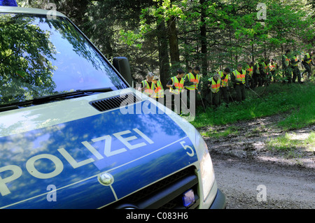 Maria Boegerl Entführung Fall, Suche Polizei Team Scheuern Wälder nahe der Stelle, wo eine Leiche in einem Wald gefunden wurde Stockfoto