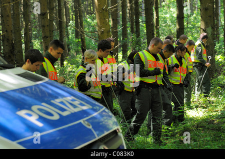 Maria Boegerl Entführung Fall, Suche Polizei Team Scheuern Wälder nahe der Stelle, wo eine Leiche in einem Wald gefunden wurde Stockfoto