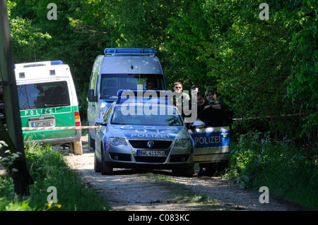 Maria Boegerl Entführung Fall, Ort, wo ein Körper in einem Wald, Polizei-Fahrzeuge vor Ort, in der Nähe von Niesitz gefunden wurde Stockfoto