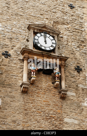 Niedrigen Winkel Blick auf ein Uhrturm, Carfax Tower, Oxford, Oxfordshire, England