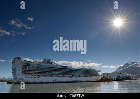 Kreuzfahrtschiff im Hafen von Ushuaia, Feuerland, Patagonien, Argentinien, Südamerika Stockfoto