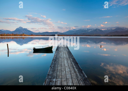 Abendstimmung am Hopfensee See mit Blick auf die Alpen, Hopfensee im Allgäu in der Nähe von Füssen, Bayern, Deutschland, Europa Stockfoto