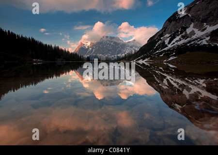 Ansicht des Zugspitzmassivs mit ein perfektes Spiegelbild im Wasser des Seebensee-Sees in der Nähe von Ehrwald in Tirol, Austria, Europe Stockfoto