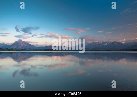 Abendstimmung am Hopfensee See mit Blick auf die Alpen, Hopfensee im Allgäu in der Nähe von Füssen, Bayern, Deutschland, Europa Stockfoto