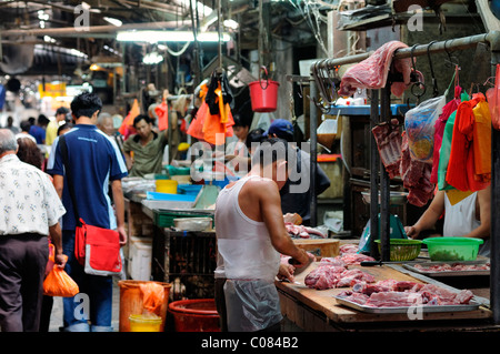 man Schnitt vorbereiten Vorbereitung Schweinefleisch in den überfüllten Markt Petaling Straße Kuala Lumpur Chinatown Malaysia malaysischen Chinesen Stockfoto