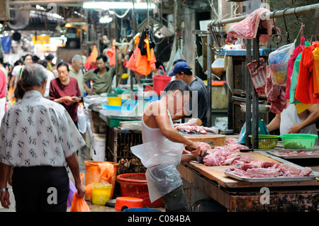 man Schnitt vorbereiten Vorbereitung Schweinefleisch in den überfüllten Markt Petaling Straße Kuala Lumpur Chinatown Malaysia malaysischen Chinesen Stockfoto