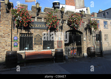 historischen und berühmten Dublin Pub unverschämten Kopf, Irlands älteste Pub, 1198 gegründet Stockfoto