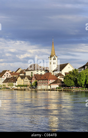 Blick über den Rhein nach der mittelalterlichen Stadt Diessenhofen, Kanton Thurgau, Schweiz, Europa Stockfoto