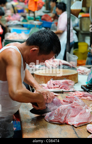 man Schnitt vorbereiten Vorbereitung Schweinefleisch in den überfüllten Markt Petaling Straße Kuala Lumpur Chinatown Malaysia malaysischen Chinesen Stockfoto