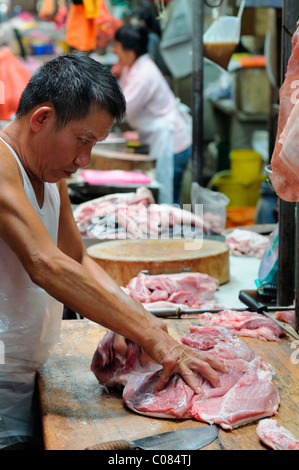 man Schnitt vorbereiten Vorbereitung Schweinefleisch in den überfüllten Markt Petaling Straße Kuala Lumpur Chinatown Malaysia malaysischen Chinesen Stockfoto