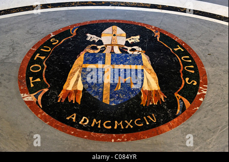 Wappen von Papst Johannes Paul II, Marmor-Inlay, St. Peter Basilika, Basilica di San Pietro, Vatikan, Rom, Italien, Europa Stockfoto