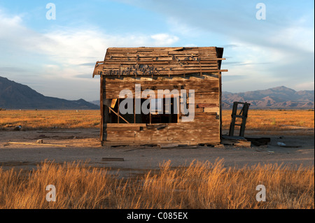 Aufbauend auf tn der Seite der Straße aufgegeben. Mojave-Wüste, Kalifornien. Stockfoto