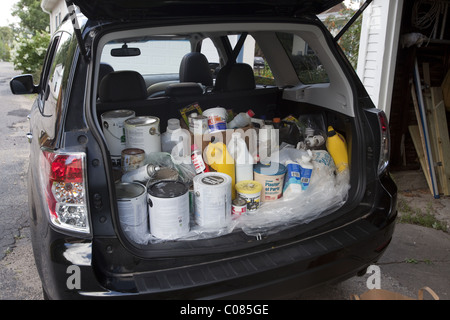 Container von giftigen und gefährlichen Haushaltschemikalien ergriffen, um einen benannten recycler Stockfoto