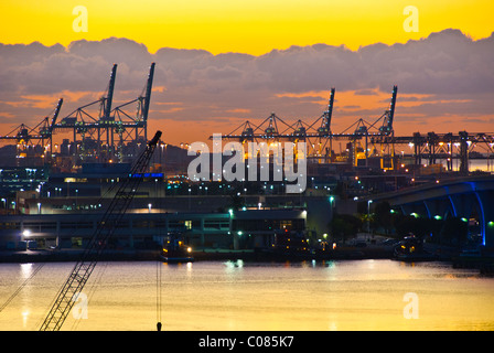 Sonnenaufgang am Hafen von Miami, bekannt als "Kreuzfahrt-Hauptstadt der Welt" an der Biscayne Bay in Miami, Florida, USA Stockfoto
