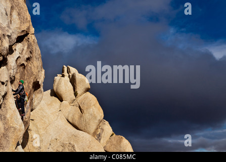 Rock Climber kämpft für seinen nächsten Griff auf einem überhängenden Felsen. Stockfoto