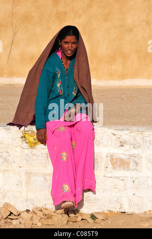 Junge indische Frau sitzt vor ihrem Haus, Thar-Wüste, Rajasthan, Indien, Asien Stockfoto