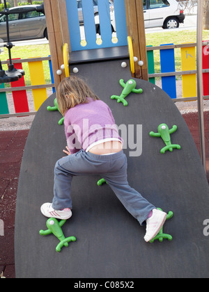 Drei und ein halb Jahre alten Kind auf Klettern Board auf Spielplatz Stockfoto