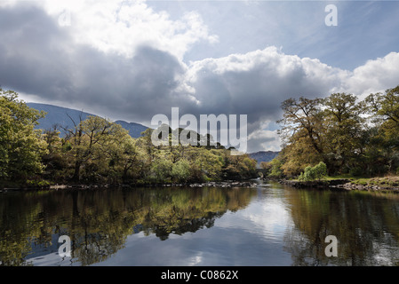 Treffen der Gewässer, Old Weir Bridge Killarney Nationalpark, County Kerry, Irland, britische Inseln, Europa Stockfoto