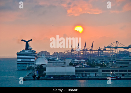 Hafen von Miami, bekannt als "Kreuzfahrt-Hauptstadt der Welt" an der Biscayne Bay bei Sonnenaufgang in Miami, Florida, USA Stockfoto