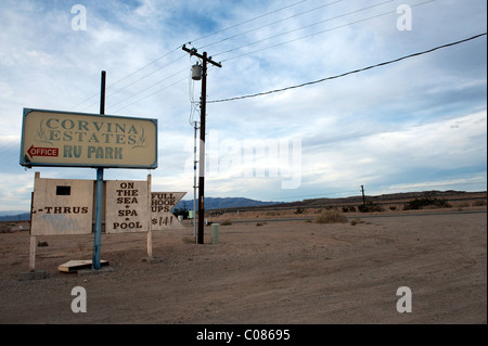 Melden Sie sich am Eingang des eine RV-Park am Ufer des Salton Sea, Kalifornien, USA. Stockfoto