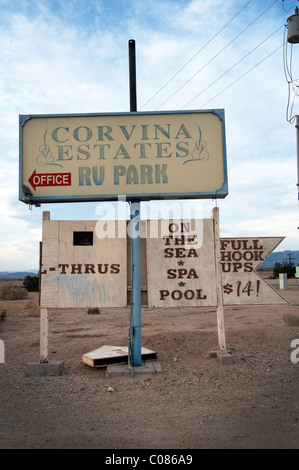 Melden Sie sich am Eingang des eine RV-Park am Ufer des Salton Sea, Kalifornien, USA. Stockfoto