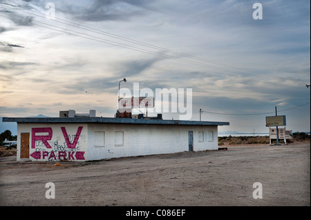 Verlassene Gebäude am Eingang des eine RV-Park am Ufer des Salton Sea, Kalifornien, USA. Stockfoto