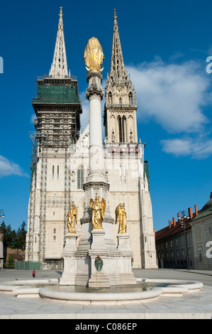 Heilige Maria-Säule mit Engeln und Brunnen und Kathedrale von Zagreb, Zagreb, Kroatien, Europa Stockfoto