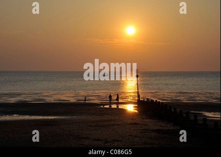 Die Wasch- und Hunstanton Strand bei Sonnenuntergang in Norfolk, England. Stockfoto