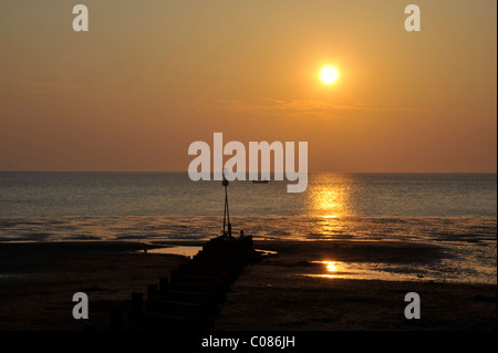 Der Strand von Hunstanton in Norfolk bei Sonnenuntergang. Stockfoto