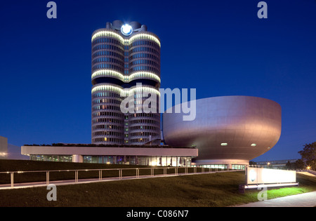 BMW Hochhaus und BMW Museum, Sitz der Bayerischen Motorenwerke, München, Bayern, Deutschland, Europa Stockfoto