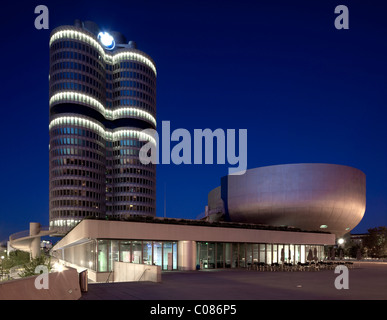 BMW Hochhaus und BMW Museum, Sitz der Bayerischen Motorenwerke, München, Bayern, Deutschland, Europa Stockfoto