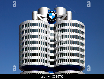 BMW Hochhaus Gebäude, Sitz der Bayerischen Motorenwerke, München, Bayern, Deutschland, Europa Stockfoto