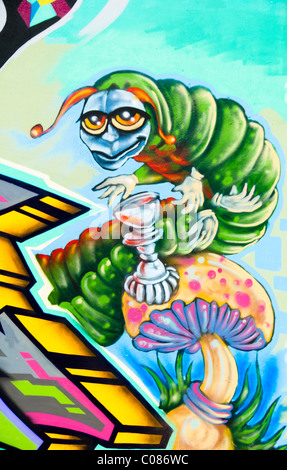 "Alice im Wunderland" Graffiti Kunst Wandbild Wanddetail im Wynwood Art District von Miami, Florida, USA Stockfoto
