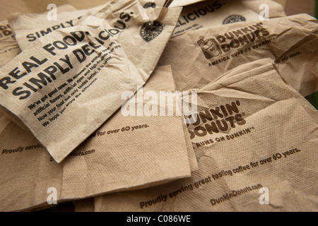 Starbucks und Dunkin Donuts Servietten ungebleichtem Papier sind in New York gesehen. Stockfoto