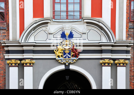 Detail am Nebeneingang des historischen Rathauses mit den Wappen der Hansestadt Stralsund Stockfoto