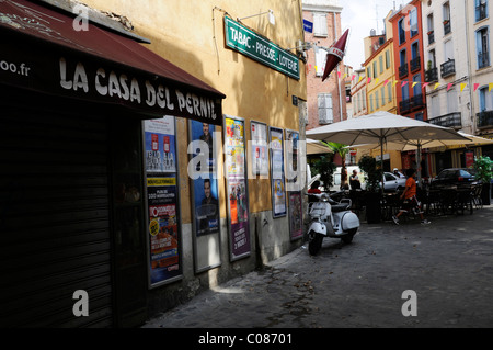 Alte Vespa-Roller außerhalb einer Tabac (Konditorei) auf eine Gasse im Süden von Frankreich mit Plakat Werbung für Zeitschriften. Stockfoto