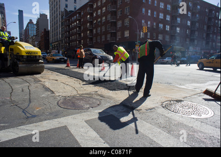 Arbeiter reparieren eine Straße geschnitten im New Yorker Stadtteil Chelsea auf Mittwoch, 16. Februar 2011. (© Richard B. Levine) Stockfoto