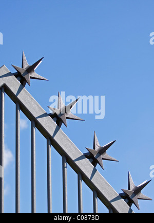 Metallzaun mit Sternen aus Berlin Zoologischer Garten, Berlin, Deutschland, Europa Stockfoto