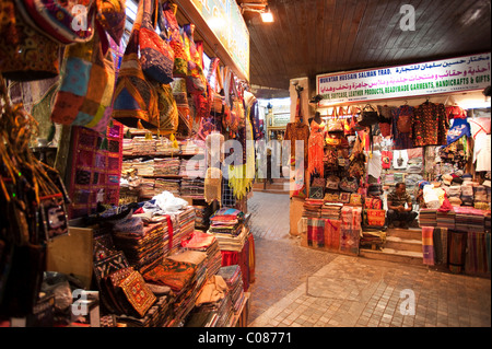 Textil und Leder-Shop in der Souq von Mutrah, Oman, Naher Osten Stockfoto