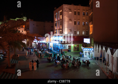 Straßenszene in der Nacht in der Souq von Mutrah, Oman, Naher Osten Stockfoto