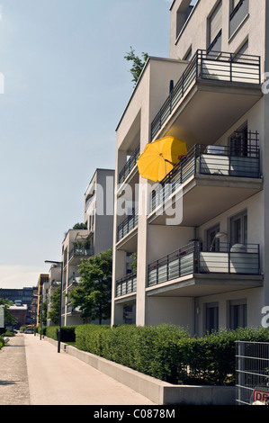 Moderne Wohnhäuser, gelbe Sonnenschirm, Am Arnulfpark Bezirk Wohnsiedlung, München, Bayern, Deutschland, Europa Stockfoto