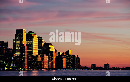 Foto downtown New York City Skyline bei Sonnenuntergang am Abend Stockfoto