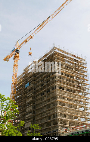 Neubau eines mehrstöckigen Gebäudes mit einem Kran, Bauphase, Am Arnulfpark District, München, Bayern Stockfoto