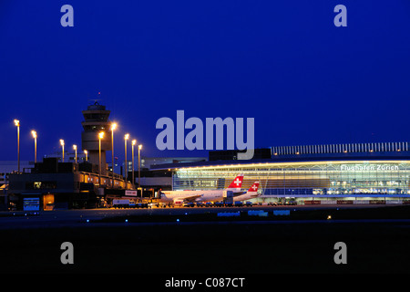 Zürich Flughafen und Check-in Halle für alle Passagiere, Terminal A, mit Finger-Docks und der Tower, Zürich, Schweiz, Europa Stockfoto