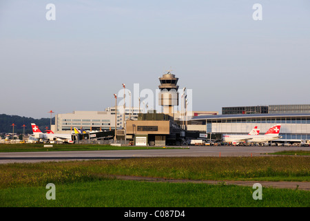 Zürich-Flughafen, Terminal Andocken ein Fingers mit Turm, Zürich, Schweiz, Europa Stockfoto