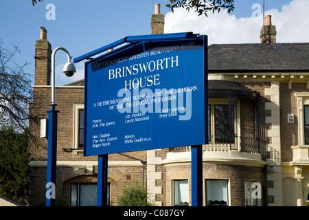 Außen Brinsworth Haus in Twickenham, London zu unterzeichnen. Vollstationäre Pflege / Pflegeheim für den Ruhestand Schauspieler / Schauspieler / Schauspielerinnen. VEREINIGTES KÖNIGREICH. Stockfoto