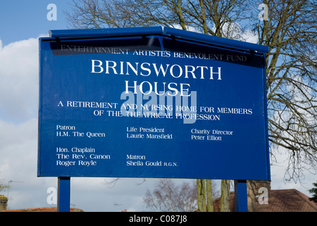 Außen Brinsworth Haus in Twickenham, London zu unterzeichnen. Vollstationäre Pflege / Pflegeheim für den Ruhestand Schauspieler / Schauspieler / Schauspielerinnen. VEREINIGTES KÖNIGREICH. Stockfoto