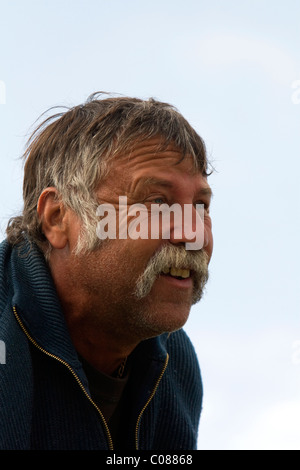 Arbeiter der hand Ernte Trauben aus einem Weinberg in der Nähe der Stadt von Chalons-En-Champagne in Nordost-Frankreich. Stockfoto