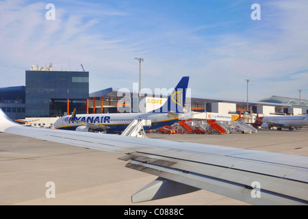 Flughafen mit Ryanair-Flugzeugen im Winter am 28. November im Flughafen Alicante. Stockfoto