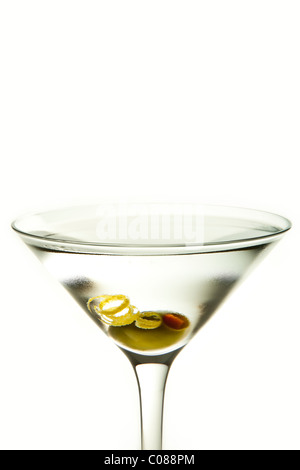 Ein Glas Martini Cocktail mit Olive Garnish auf weißem Hintergrund. Stockfoto